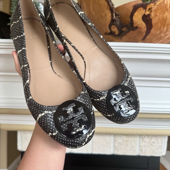 Tory Burch Black and Cream Snakeskin-Print Logo Ballet Flats - Picture 2 of 7